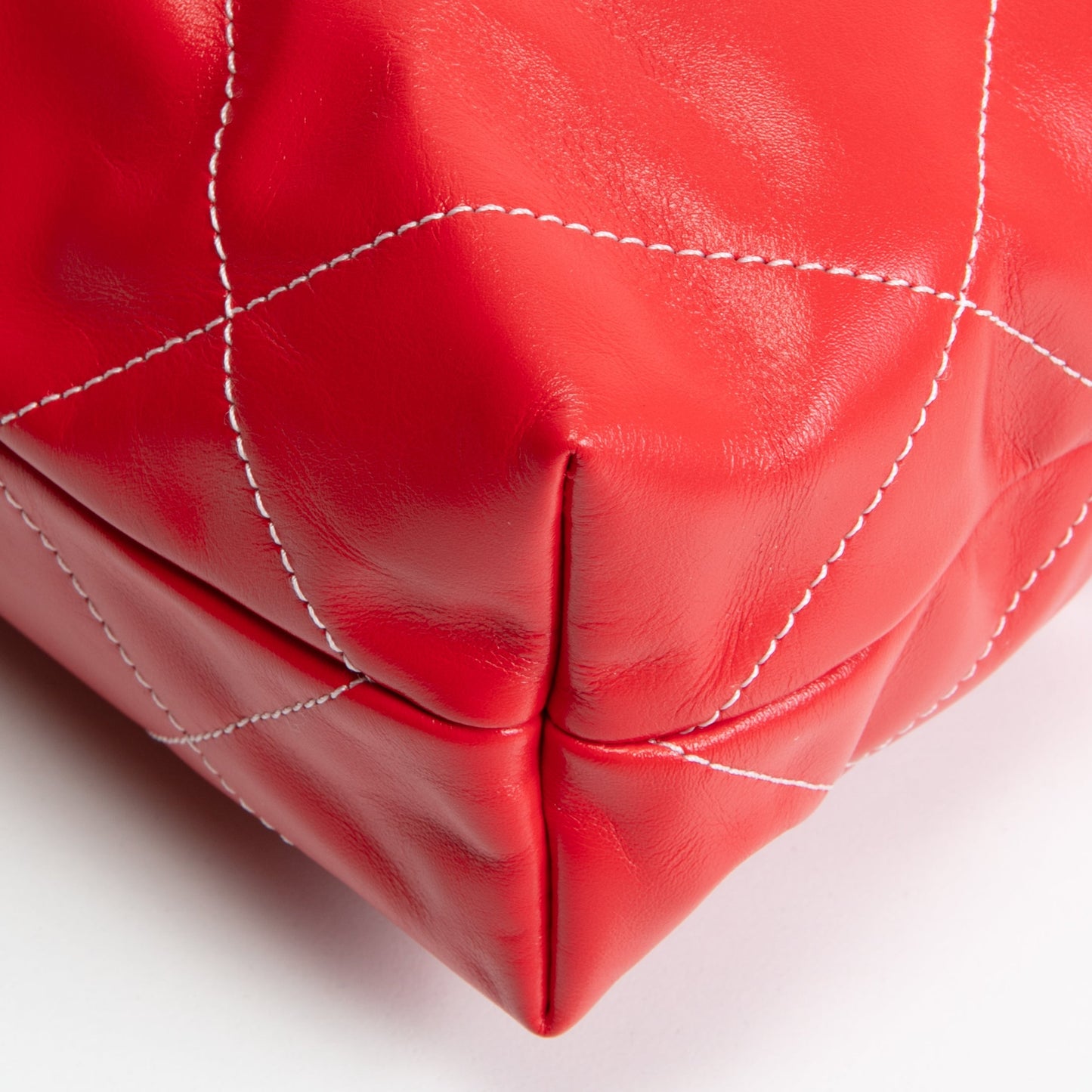 CHANEL 22 Shiny Quilted Calfskin Small Hobo - Red