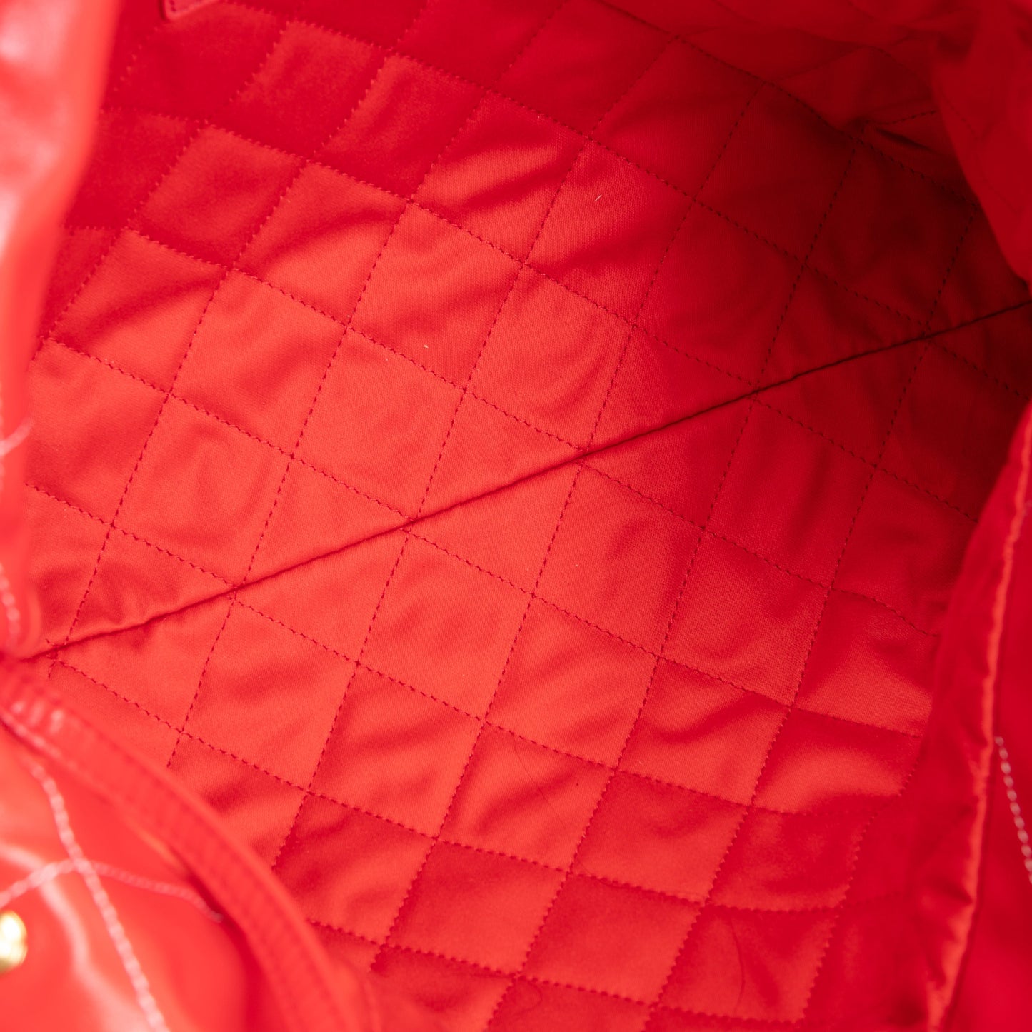 CHANEL 22 Shiny Quilted Calfskin Small Hobo - Red